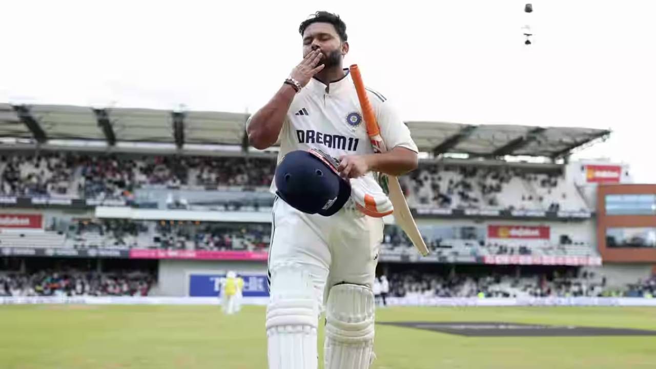 आयसीसी वर्ल्ड टेस्ट चॅम्पियनशिपमध्ये ऋषभ पंतने आतापर्यंत 37 सामन्यांमध्ये 43.17 च्या सरासरीने 2677 धावा केल्या आहेत. रोहित शर्मा त्याच्या फक्त 39 धावा पुढे आहे. रोहित शर्माने 40 सामन्यांमध्ये 41.15 च्या सरासरीने 2716 धावा केल्या आहेत.(Photo- BCCI)