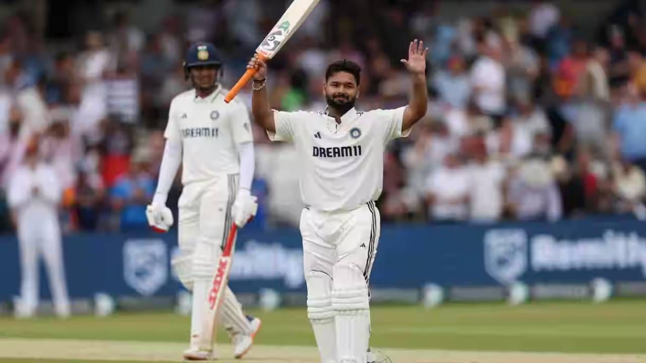 भारत आणि इंग्लंड यांच्यात आतापर्यंत तीन कसोटी सामने पार पडले असून या सामन्यात ऋषभ पंतची बॅट चांगलीच तळपली आहे. पहिल्या कसोटीच्या दोन्ही डावात त्याने शतकी खेळी केली होती. दुसऱ्या आणि तिसऱ्या कसोटीतही त्याने चांगली कामगिरी केली. आता त्याच्या चौथ्या कसोटी विक्रम रचण्याची संधी आहे. (Photo- BCCI)