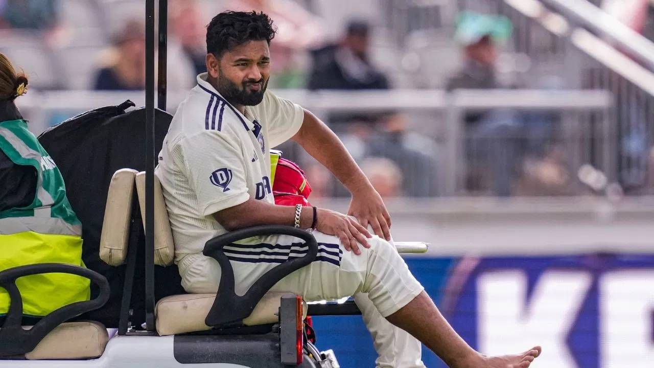 ऋषभ पंतच्या दुखापतीमुळे पाचव्या कसोटीत खेळणार नाही. त्याला सहा आठवडे मैदानाबाहेर बसावे लागेल. या कसोटीतही विकेटकीपिंग करणार नाही. पाचव्या कसोटीत त्याच्या जागी तामिळनाडूच्या एन जगदीसनचा समावेश करण्याची चर्चा आहे.(Photo: PTI)