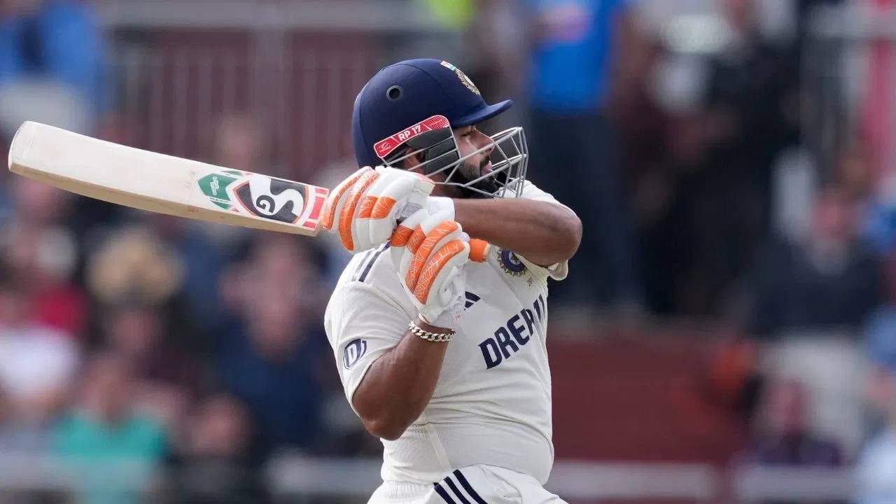 ऋषभ  पंत आता WTC च्या इतिहासात सर्वाधिक धावा करणारा फलंदाज बनला आहे. दुखापतीनंतर खेळताना पंतने  15 धावा पूर्ण करताच त्याने रोहित शर्मा (2716) ला मागे टाकले. पंतच्या नावावर आता 3731 धावा आहेत. (Photo: PTI)