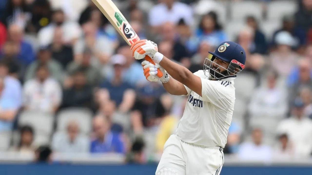 ऋषभ पंतने या डावात 2 षटकार मारले. दुसरा षटकार जोफ्रा आर्चरला मारला. ते पण दुखापतग्रस्त असताना मारला. या षटकारासह पंतने वीरेंद्र सेहवागच्या 90 षटकारांच्या विक्रमाशी बरोबरी केली. पण पंत सध्या सक्रिय खेळाडू म्हणूनच रेकॉर्डनुसार नंबर फलंदाज बनला आहे. (Photo: Getty Images)