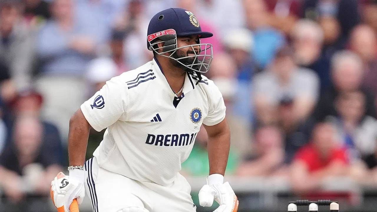 ऋषभ पंतने 75 चेंडूत 54 धावांची खेळी केली. या अर्धशतकासंह त्याने आपल्या नावावर एक विक्रम नोंदवला. कसोटी क्रिकेटमध्ये सर्वाधिक षटकार मारणाऱ्या खेळाडूंच्या यादीत नंबर 1 झाला आहे. (Photo: Getty Images)