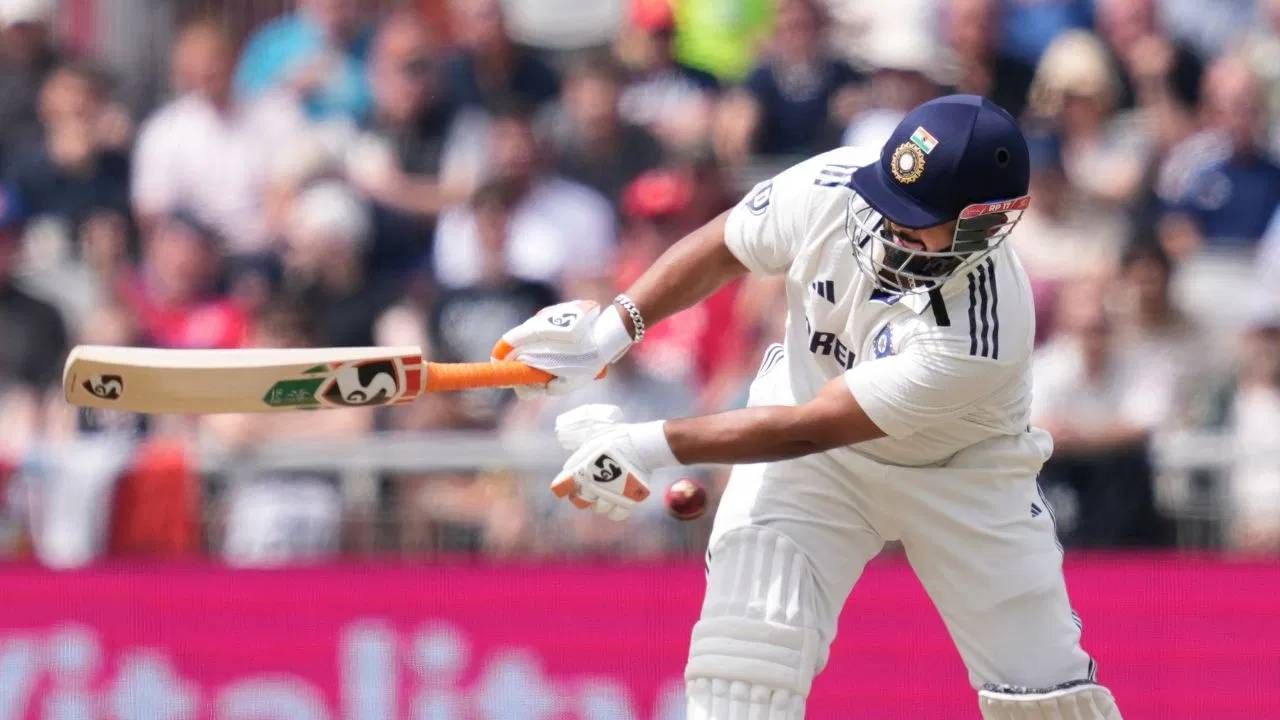 चौथ्या कसोटीच्या पहिल्या दिवशी ऋषभ पंतच्या पायाला गंभीर दुखापत झाली. त्यामुळे 37 धावांवर रिटायर्ड हर्ट झाला. पण दुसऱ्या दिवशी वेदना होत असूनही मैदानात उतरला आणि अर्धशतकी खेळी केली. (Photo: PTI)