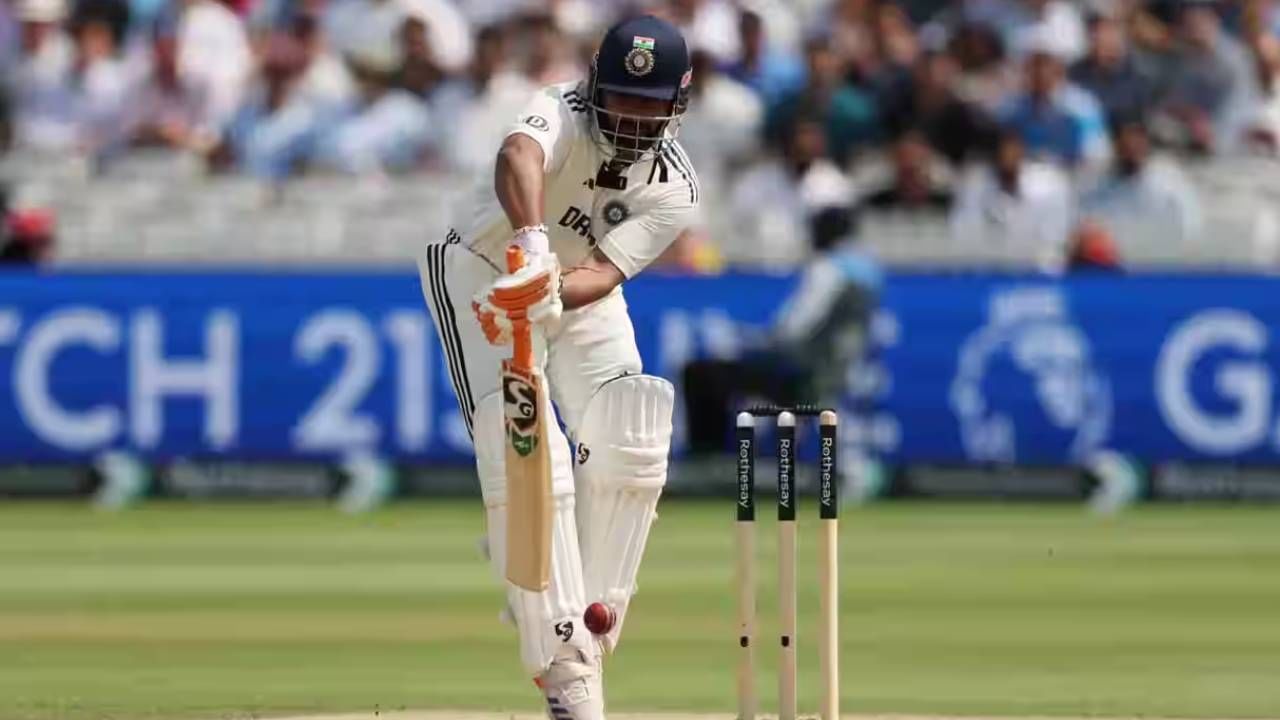 आतापर्यंत झालेल्या तीन सामन्यात भारताचा विकेटकीपर फलंदाज आणि उपकर्णधार ऋषभ पंतची खेळी महत्त्वाची ठरली आहे. आतापर्यंत खेळलेल्या तीन सामन्यात त्याने 2 अर्धशतकांसह 2 शतकं ठोकली आहे. यासह त्याने वर्ल्ड टेस्ट चॅम्पियनशिप स्पर्धेत एक मोठा विक्रम नावावर केला आहे. (Photo- BCCI)