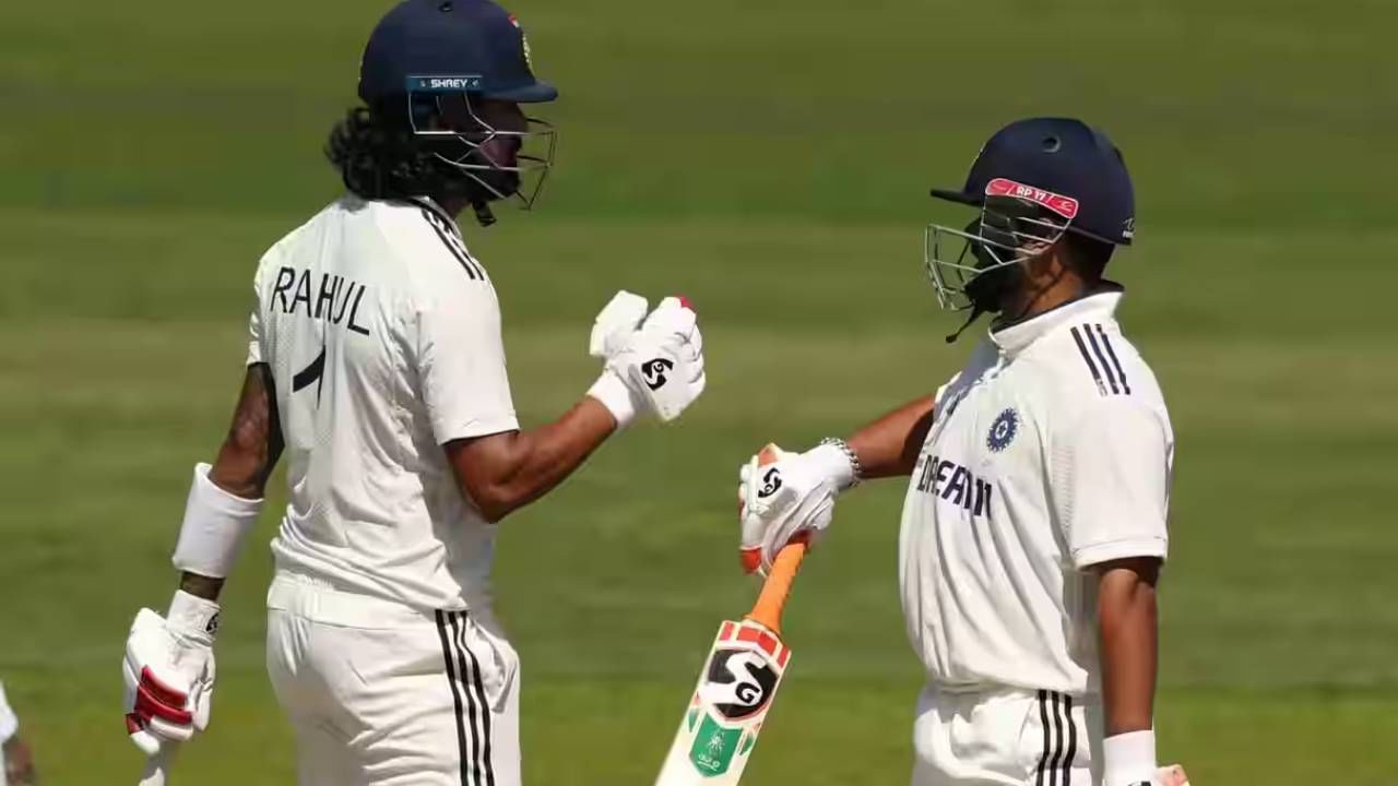 भारत आणि इंग्लंड यांच्यातील कसोटी मालिका आता निर्णायक वळवणावर आली आहे. पाच सामन्यापैकी तीन सामने पार पडले असून इंग्लंडने 2-1 ने आघाडी घेतली आहे. भारताने तिसरा कसोटी सामना अवघ्या 22 धावांनी गमावला. त्यामुळे चौथ्या सामन्यात करो या मरोची स्थिती आहे. (Photo- BCCI)