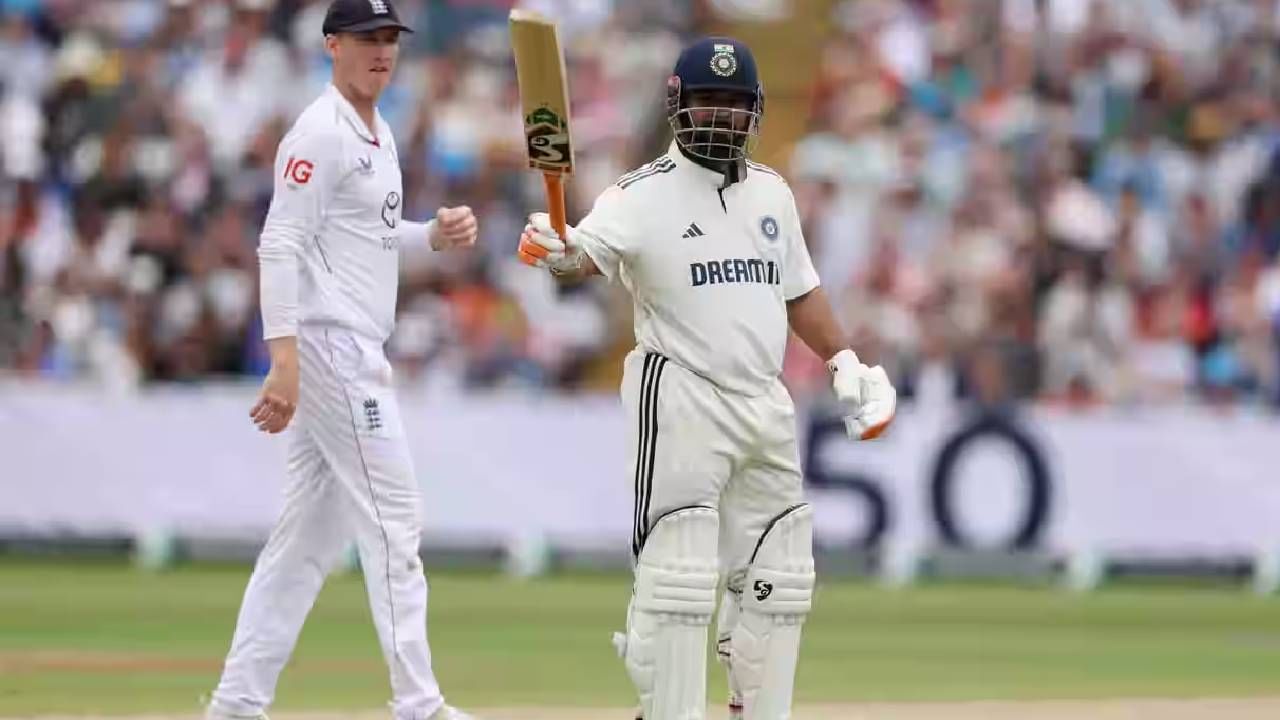 मँचेस्टर कसोटी सामन्यात ऋषभ पंतकडे एक मोठा विक्रम करण्याची संधी आहे. पण ऋषभ पंतला बोटाची दुखापत असल्याने त्याच्या खेळण्याबाबत साशंकता आहे.  या सामन्यात जर खेळला तर भारतासाठी सर्वाधिक षटकार मारणारा खेळाडू ठरू शकतो. वीरेंद्र सेहवागने 90 षटकार मारले आहेत. तर पंतच्या नावावर 88 षटकार आहेत. (Photo- BCCI)