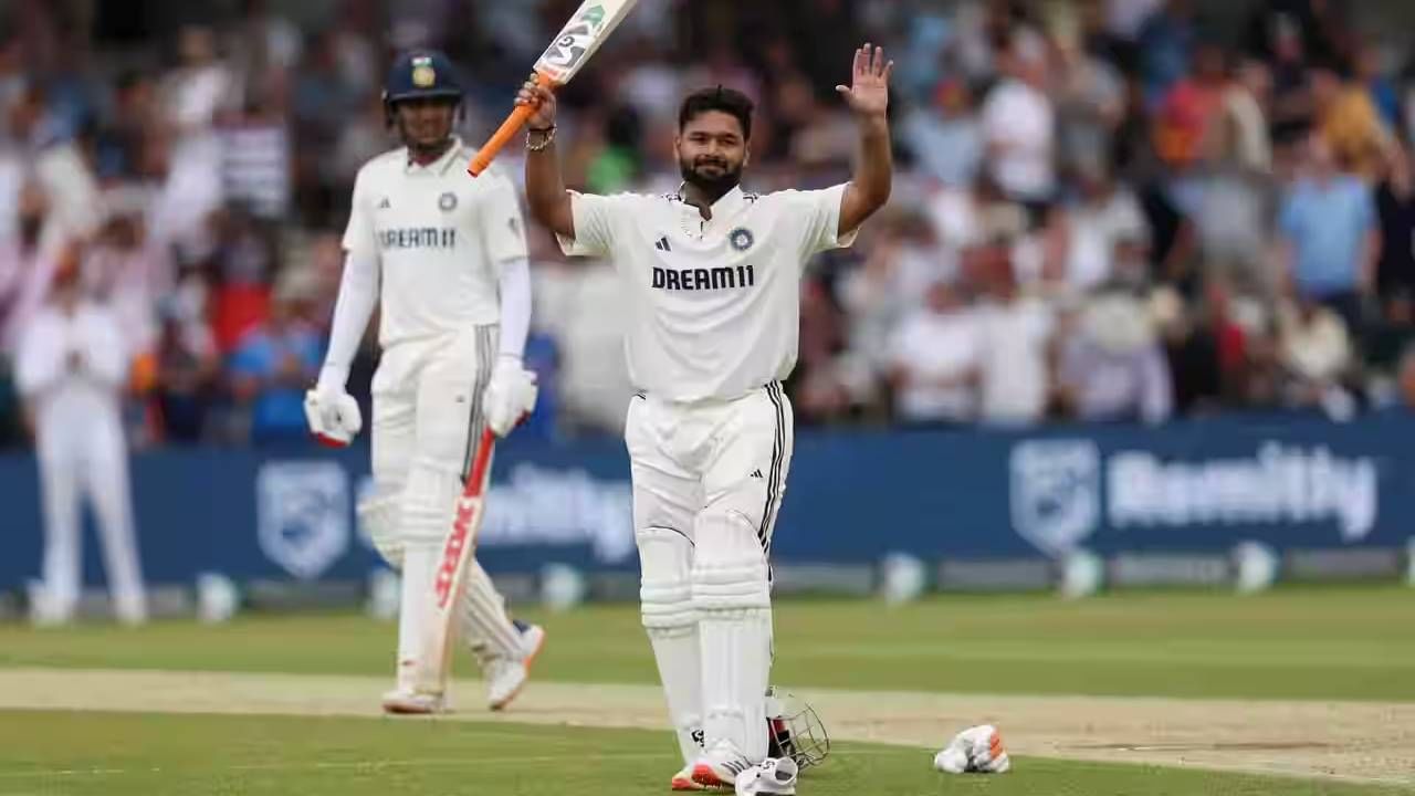 त्याला दोन शतकानुशतके आयसीसी क्रमवारीत बढती देण्यात आली. गेल्या आठवड्याच्या क्रमवारीत सातव्या क्रमांकावर असलेल्या पंतने या आठवड्यात एका स्थानावर स्थानांतरित केले आहे. आता तो सहाव्या क्रमांकावर आहे. (फोटो- बीसीसीआय)