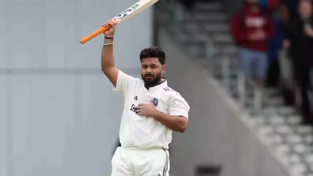 भारत आणि इंग्लंड सध्या पाच -मॅच कसोटी मालिका खेळत आहेत. इंग्लंडने मालिकेचा पहिला सामना जिंकला आहे. या सामन्यात पाच शतकानंतरही भारतीय संघ जिंकू शकला नाही. दोन्ही डावांमध्ये शतकानुशतके मिळवून hab षभ पंतने लक्ष वेधून घेतले. (फोटो- बीसीसीआय)
