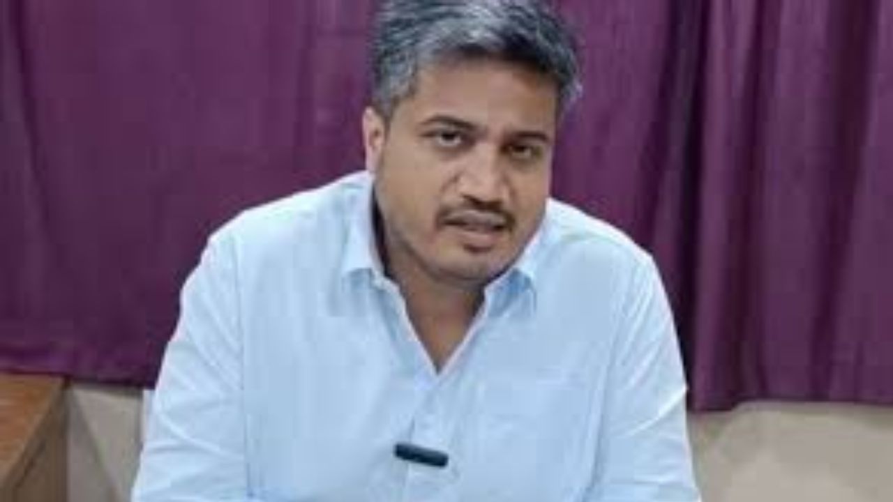 रोहित पवार यांच्या अडचणी वाढणार, ED कडून पुरवणी आरोपपत्रात काय काय झाले आरोप? रोहित पवार यांच्या अडचणी वाढणार, ED कडून पुरवणी आरोपपत्रात काय काय झाले आरोप?