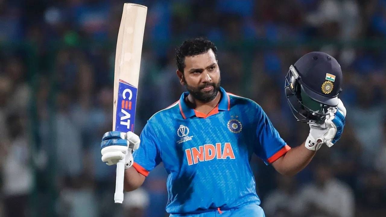 रोहित शर्माही कसोटी आणि वनडेत द्विशतकी खेळी केली आहे. त्याच्या नावावर वनडे क्रिकेटमध्ये सर्वाधिक धावांचा विक्रम आहे. त्याने 2014 मध्ये श्रीलंकेविरुद्ध 264 धावा केल्या आहेत. तर कसोटीत दोन द्विशतकं आहेत. त्याने 2019 मध्ये दक्षिण अफ्रिकेविरुद्ध 212 धावा केल्या होत्या. (Photo-Pankaj Nangia/Getty Images)