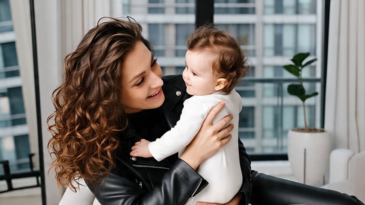 रशियामध्ये तरुण महिलांना मुले जन्माला घालण्यास प्रोत्साहित केले जात आहे. सरकार महिलांना मूल जन्माला घालण्यासाठी आणि त्याचे संगोपन करण्यासाठी सुमारे 1 लाख रूबलची आर्थिक मदत देत आहे. (Photo - Meta)  ​