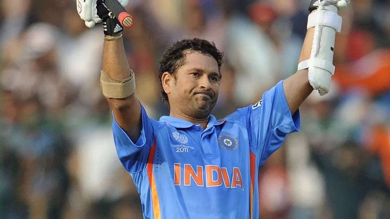 सचिन तेंडुलकर या यादीत पहिल्या क्रमांकावर आहे. कारण वनडे क्रिकेटमध्ये द्विशतक ठोकणारा पहिला खेळाडू आहे. त्याने 2010 मध्ये दक्षिण अफ्रिकेविरुद्ध ही कामगिरी केली होती. यात त्याने नाबाद 200 धावा केल्या होत्या. तर कसोटीत सचिनच्या नावावर 6 द्विशतक आहेत. यात सर्वोत्तम धावसंख्या ही नाबाद 248 आहे. (Photo-Rebecca Naden/PA Images via Getty Images)