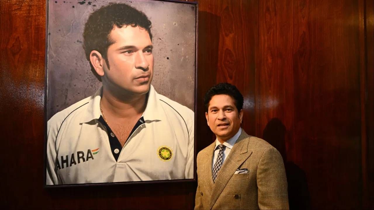 सचिन तेंडुलकरने कसोटी क्रिकेटमध्ये अनेक विक्रम रचले आहेत. कसोटी क्रिकेटमध्ये सर्वाधिक धावा त्याच्या नावावर आहेत. पण लॉर्ड्सवर त्याच्या नावावर एकही शतक नाही. त्यामुळे त्याचं नाव सन्मान फलकावर नाही. पण आता स्टेडियमच्या भिंतीवर कायमस्वरुपी दिसणार आहे.  (Photo: Getty Images)