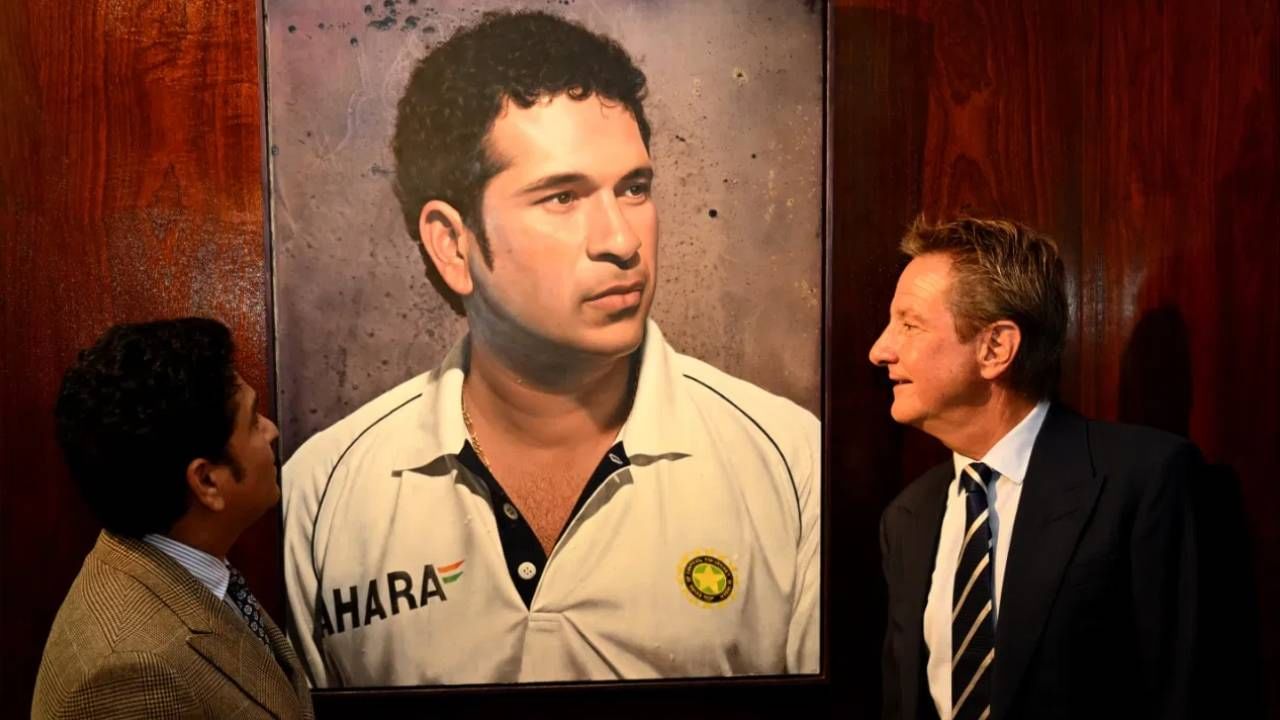 सचिन तेंडुलकरने अँडरसन-तेंडुलकर कसोटी मालिकेदरम्यान लॉर्ड्सवर त्याच्या तैलचित्राचे उद्घाटन केले. यावेळी एमसीसीचे अध्यक्ष मार्क निकोलस यांची उपस्थिती होती.  (Photo: Getty Images)