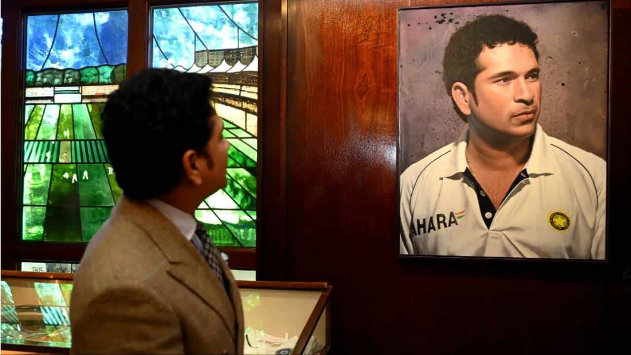 मास्टर ब्लास्टर सचिन तेंडुलकर आंतरराष्ट्रीय क्रिकेटमधून निवृत्त झाला असला तरी त्याची कामगिरी अद्यापही स्मरणात आहेत. आता त्याच्या चाहत्यांसाठी आणखी एक आनंदाची बातमी आहे. कारण सचिन तेंडुलकर कायमचा लॉर्ड्सवर दिसणार आहे. (Photo: Getty Images)