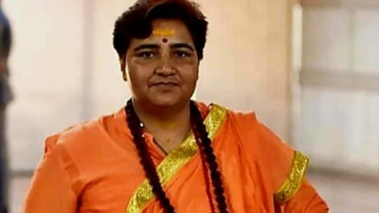 प्रज्ञा सिंग ठाकूर : साध्वी प्रज्ञा सिंग ठाकूर यांच्यावर मालेगाव बॉम्बस्फोट प्रकरणाचा आरोप आहे. या स्फोटासाठी वापरलेली मोटारसायकल त्यांच्या नावावर होती. बॉम्बस्फोटाच्या कटात त्यांचा सहभाग असल्याचा आरोप त्यांच्यावर आहे. सध्या त्या जामीनावर बाहेर असून त्या भाजपच्या खासदार होत्या.