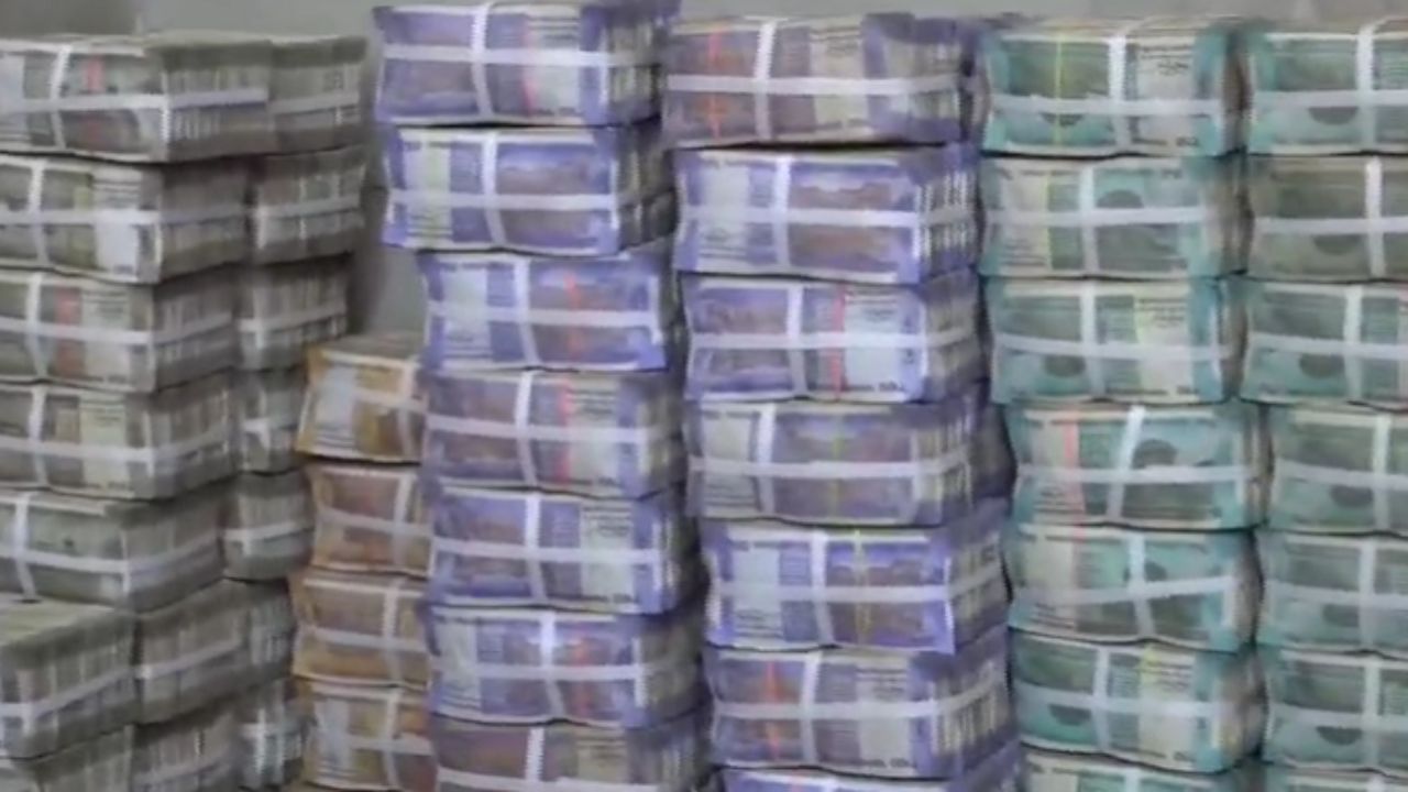 गुरुपौर्णिमा उत्सवात साईबाबांच्या चरणी भक्तांनी मोठ्या प्रमाणात गुरूदक्षिणा दिल्याचे समोर आले आहे. 3 दिवसांमध्ये तब्बल 6 कोटी 31 लाखांहून अधिक दान जमा झाले आहे. 