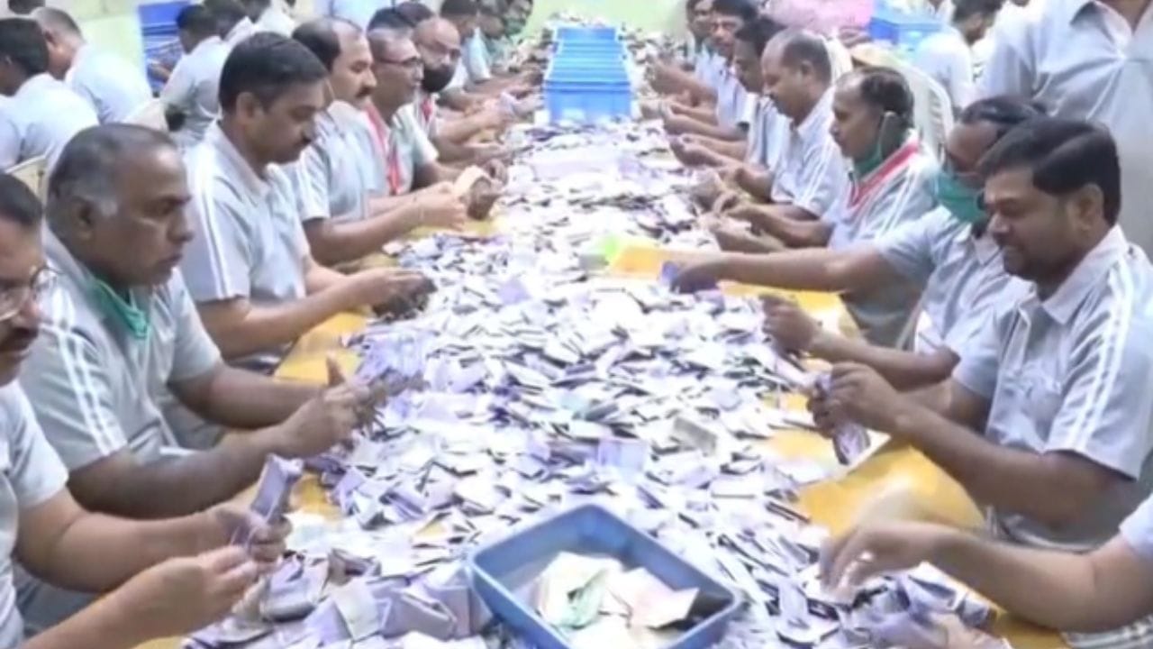 सशुल्‍क पास देणगीतून 55 लाख 88 हजार 200 रुपये मिळाले आहेत. तर डेबीट-क्रेडीट कार्ड ,ऑनलाईन देणगी , चेक, डी.डी.देणगी , मनी ऑर्डरच्या माध्यमातून 2 कोटी 5 लाख 76 हजार 626 रुपयांचे ‌दान जमा झाले आहे. 