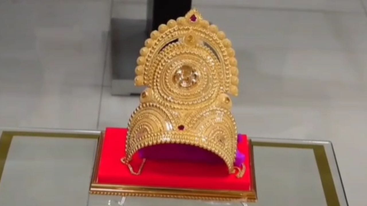 याशिवाय 57 लाख 87 हजार 925 रुपये किमतीचे 668 ग्रॅम सोने, 5 लाख 85 हजार 879 रुपये किमतीची 800 ग्रॅम चांदी असे एकूण 6 कोटी 31 लाख 31 हजार 362 रुपयांची देणगी साईंच्या चरणी जमा झाली आहे. 