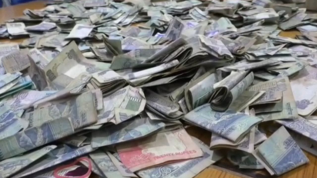 साईंच्या दक्षिणापेटीत 1 कोटी 88 लाख 08 हजार 194 रुपयांचे दान जमा झाले आहे, तर देणगी काऊंटरवर 1 कोटी 17 लाख 84 हजार रुपये जमा झाले आहेत. 