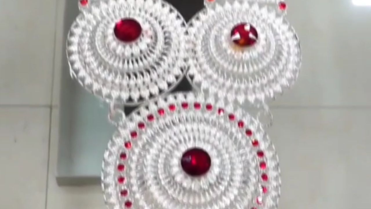 गुरुपौर्णिमा उत्सवाच्या निमित्ताने तीन लाखांहून अधिक साईभक्त शिर्डीत दाखल झाले होते. यातील भक्तांना रोख रक्कम, सोन्याचांदीचे दागिने अशा वस्तू दान केल्या आहेत.  