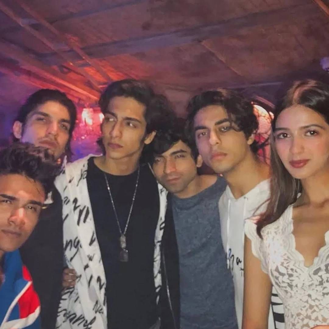 जयपुरची राहणारी श्रुति चौहान आणिअहान पांडे इन्स्टाग्रामवर परस्परांना फॉलो करतात. आता स्टार किड्सही त्यांना फॉलो करु लागलेत. ती एक मॉडल असून तिने चित्रपटांमध्ये सुद्धा काम केलय. काही काळापूर्वी तिला जुबिन नौटियालच्या म्यूजिक व्हिडिओ ‘हद से’ मध्ये पाहण्यात आल होतं.