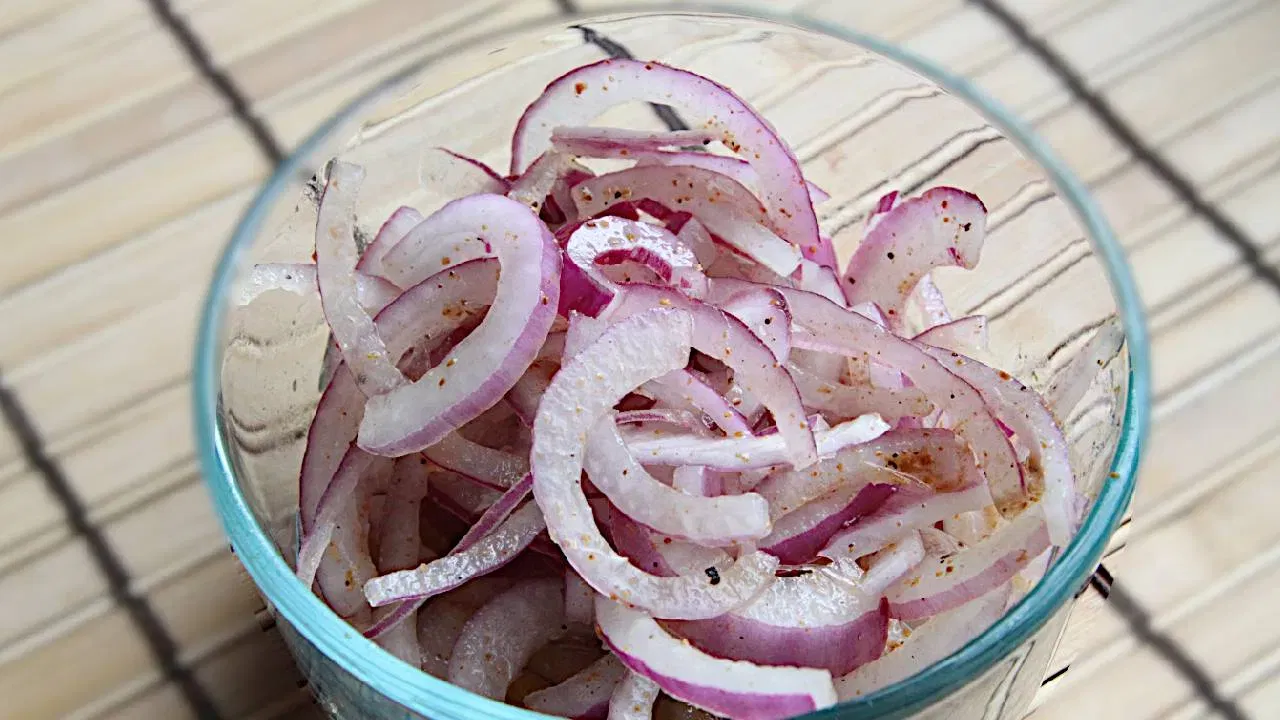 कच्चा कांदा खाणे तुमच्या आरोग्यासाठी खूप फायेशीर आहे. कांदा शिजवल्याने त्यात असलेले क्वेर्सेटिन नावाचे अँटीऑक्सिडंट नष्ट होते. त्यामुळे कांदा कच्चा खाण्याचा सल्ला दिला जातो.  