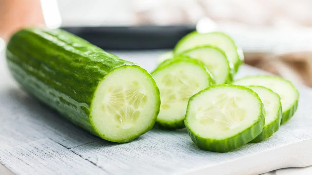 काकडीमध्ये 95 % पाणी असते. यामुळे शरीर हायड्रेटेड आणि डिटॉक्सिफाय राहते. त्यामुळे काकडी नेहमी कच्ची खा. काकडीच्या सालीमध्येही भरपूर फायबर असते, त्यामुळे काकडी सालासह खाण्याचाही सल्ला दिला जातो.  