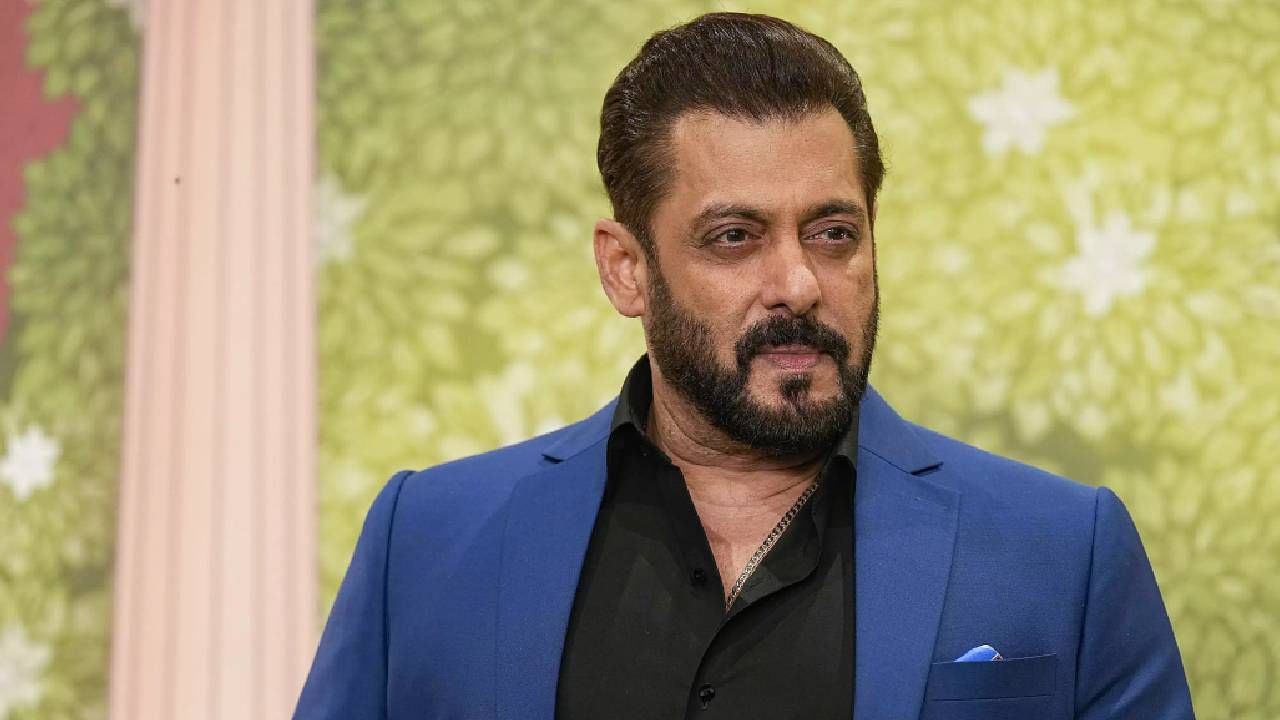 याबाबतीत त्यांनी अभिनेता सलमान खानलाही मागे टाकलं आहे. सलमानला 'बिग बॉस ओटीटी 2'च्या 'वीकेंड का वार' एपिसोडसाठी 12 कोटी रुपये मिळायचे. तो आठवड्याला फक्तच दोन एपिसोड्स करत असल्याने, त्याची कमाई 24 कोटी रुपये इतकी होती. 
