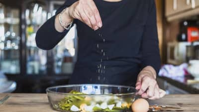 जेवणावर वरून मीठ टाकायची सवय आहे का? यामुळे शरीरात काय होतं ते जाणून घ्या