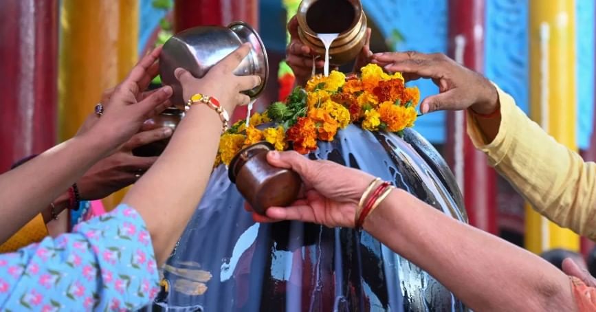 शिवलिंगाला नेहमी न तुटलेले तांदळाचे दानेच अर्पण करावेत असे म्हटले जाते. तुकडे झालेले, तुटलेला तांदूळ घेऊन शिवलिंगाची पूजा करू नये.  (टीप- या लेखातील सर्व माहिती ही प्राथमिक स्वरुपाची आहे. सविस्तर माहितीसाठी किंवा कोणताही प्रयोग करण्याआधी त्या-त्या क्षेत्रातील तज्ज्ञांशी संपर्क साधावा) 