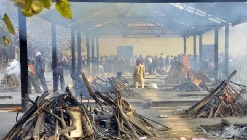 स्मशानाच्या बाजूबाजूने ही नकारात्मक ऊर्जा अधिकच सक्रीय असते. त्यामुळेच रात्रीच्या वेळी स्मशानाच्या आजूबाजूने जाऊ नये, असे म्हटले जाते.