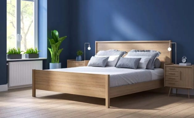 बेडरुममध्ये काळ्या किंवा गडद रंगाचे बेडशीट वापरू नये. दरवाजाच्या अगदी समोर बेड असणे योग्य मानले जात नाही. त्यामुळे दरवाजातून बेड दिसू नये याची काळजी घ्यावी. 