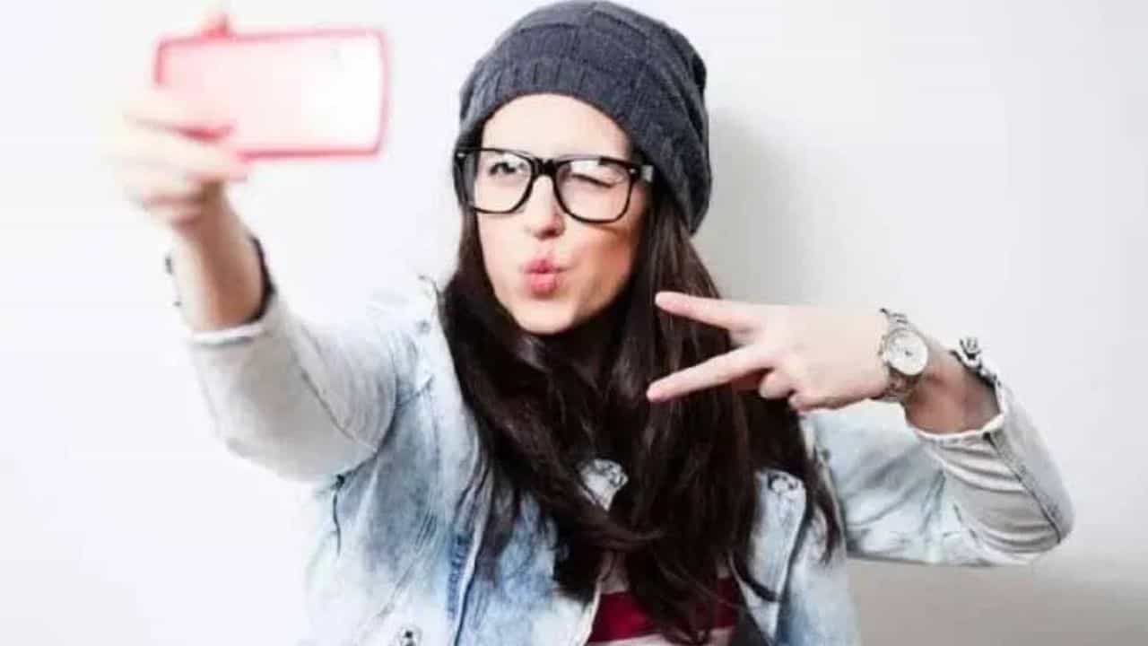 सेल्फीत दिसतायेत उलटी अक्षरे? मग ही एक सेटिंग लगेच बदला