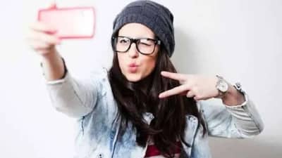 सेल्फीत दिसतायेत उलटी अक्षरे? मग ही एक सेटिंग लगेच बदला