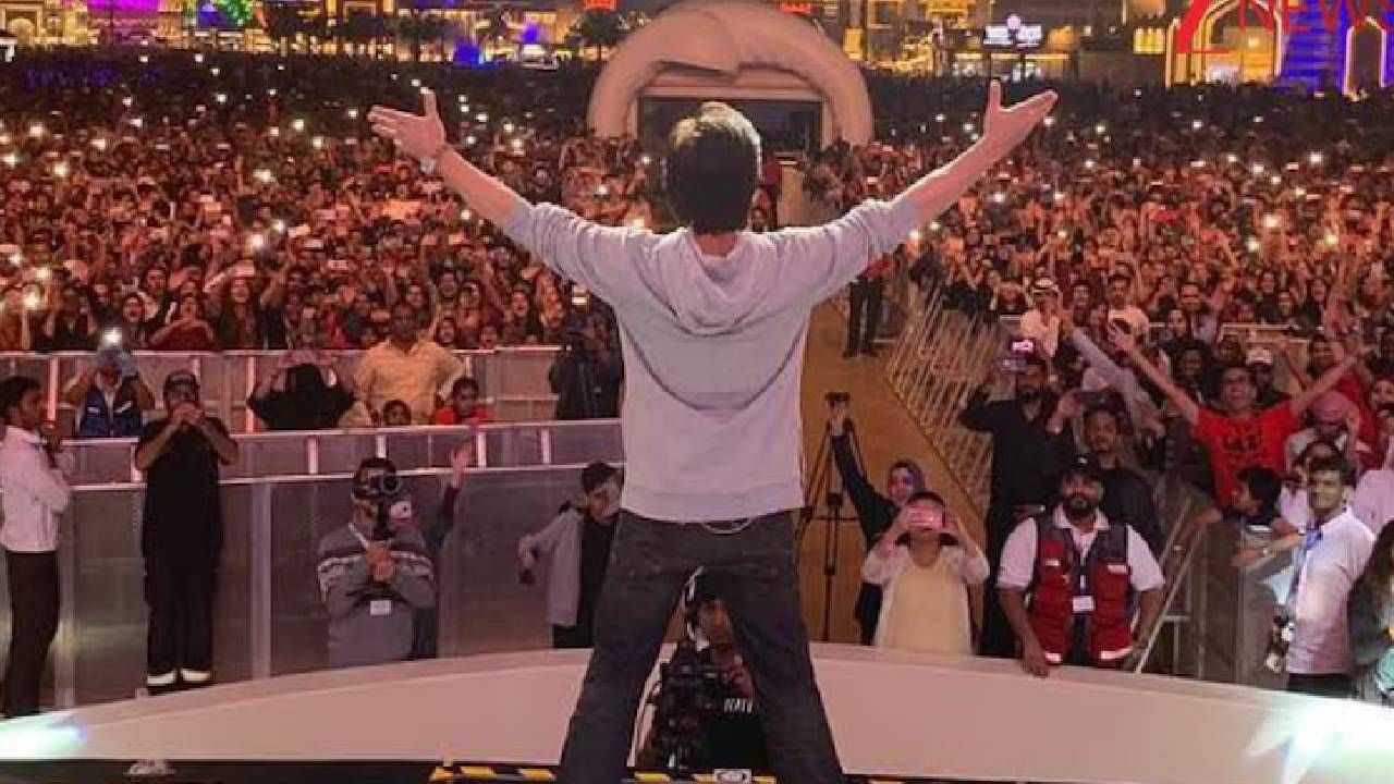 बॉलिवूड इंडस्ट्रीत शाहरुख खान, सलमान खान आणि आमिर खान यांची गणना टॉप सुपरस्टार्समध्ये होते. हे कलाकार त्यांच्या एका चित्रपटासाठी तगडं मानधन घेतात. पण इंडस्ट्रीतील सर्वांत श्रीमंत अभिनेता कोण आहे, हे तुम्हाला माहीत आहे का? हा अभिनेता तब्ब्ल 74,000,000,000 चा मालक आहे. इतकंच नव्हे तर या सुपरस्टारच्या पत्नीचा स्वत:चा व्यवसाय आहे. तीसुद्धा त्यातून कोट्यवधी कमावते. 
