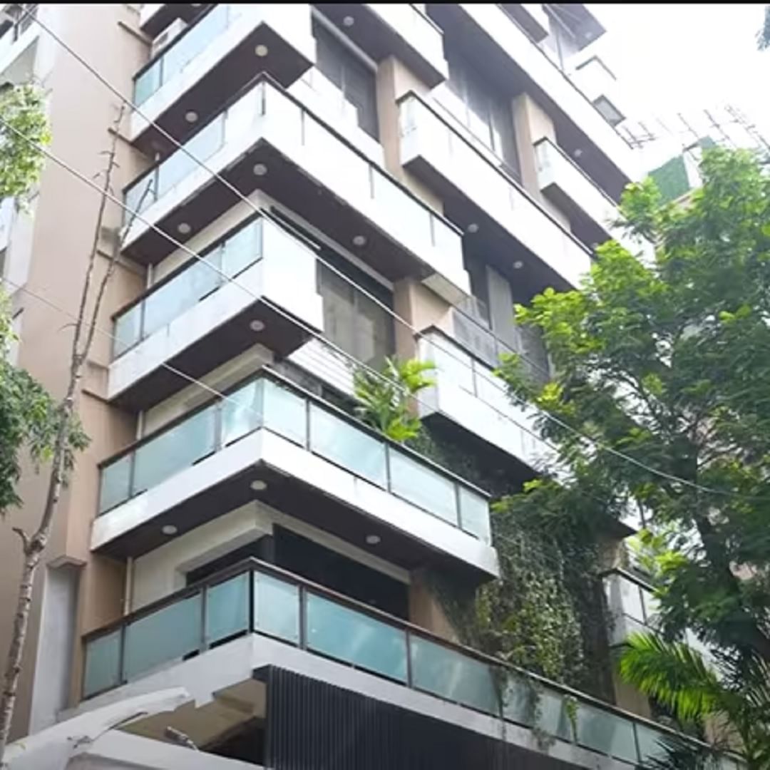  ही एक घराची आलिशान इमारत आहे ज्यामध्ये अनेक मजले आहेत.