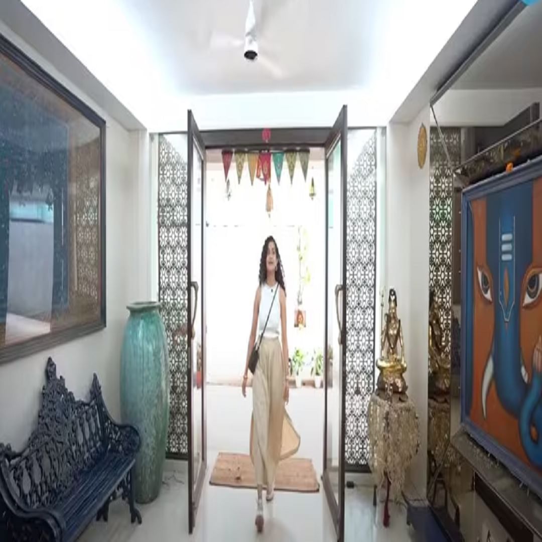 हे घराचे प्रवेशद्वार आहे. कामिया जानी तिच्या व्हिडिओच्या सुरुवातीला शत्रुघ्न सिन्हा यांच्या घरात प्रवेश करताना दिसत आहे.