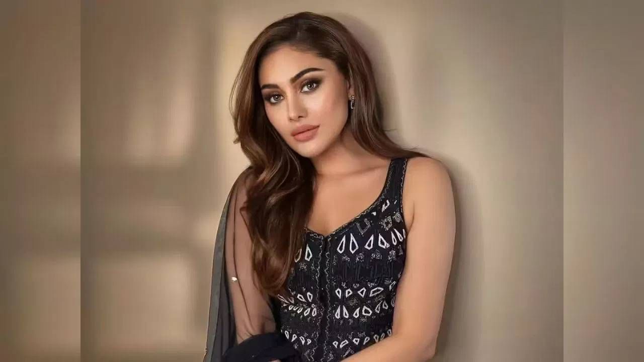 वाला हा शब्द या आडनावात एक प्रत्यय आहे. वाला हा शब्द विशिष्ट नोकरी, वस्तू किंवा ठिकाणाशी संबंधित व्यक्तीला सूचित करण्यासाठी वापरला जातो. म्हणून जरीवाला म्हणजे जरी कामगार किंवा जरीशी संबंधित लोक हे आडनाव वापरतात. जरीवाला हे आडनाव प्राचीन काळापासून भारतात, विशेषतः गुजरातमध्ये (जसे की सुरत) आणि उत्तर भारतातील काही भागात एक समृद्ध कला प्रकार आहे. सुरत हे जरी उद्योगाचे प्रमुख केंद्र होते. खास करुन मुघल काळात हे आडनाव उदयास आले. 