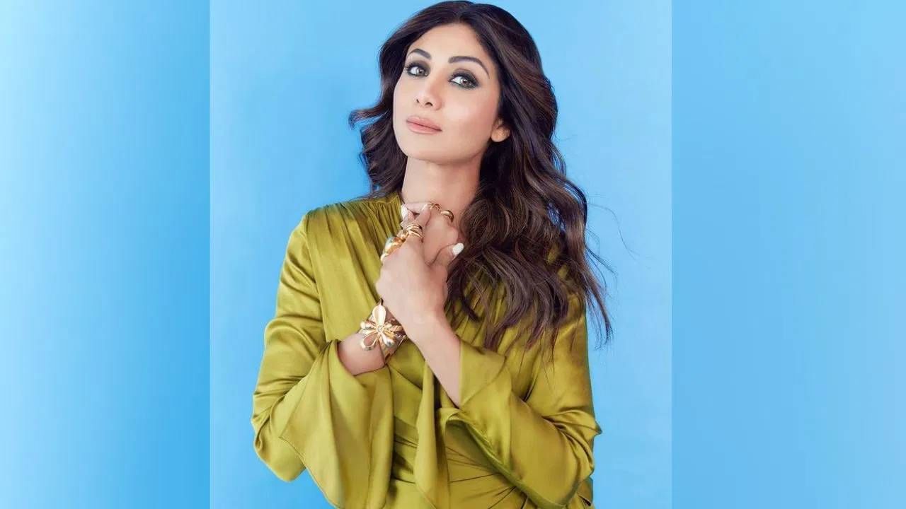 शिल्पाने अक्षय कुमारसोबत 'मैं खिलाडी तू अनाडी' या चित्रपटात एकत्र काम केले होते. १९९४ साली प्रदर्शित झालेल्या या चित्रपटाच्या वेळी दोघांच्या अफेअरच्या चर्चा सुरु होत्या. पण २००० साली त्यांचा ब्रेकअप झाला. नंतर अक्षयने २००१मध्ये थेट ट्विंकल खन्नाशी लग्न केले.