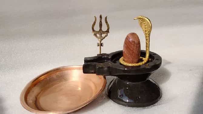 घरातील मंदिरामध्ये शिवलिंग असल्यास या नियमांचे नक्की पालनन करा..
