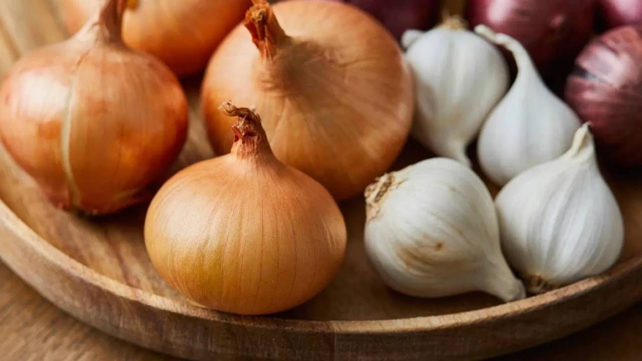 इतकंच काय तर या काळात पालेभाज्या आणि वांगी देखील खाऊ नयेत, असं तज्ज्ञ सांगतात. आर्द्रतेमुळे वातावरणात बॅक्टेरिया असतात. डास आणि किटकांचं प्रमाण अधिक असते. त्यामळे पालेभाज्या आणि वांग्यावर कीटक पडतात. तसेच वांगी पचण्यास कठीण असते. 