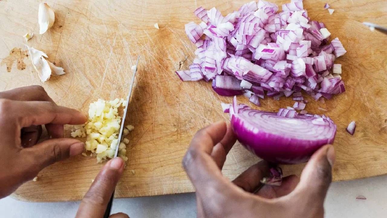 कांदा आणि लसूण हे उष्ण अन्न आहे. यामुळे पोटात उष्णता निर्माण होते आणि पचण्यास त्रास होऊ शकतो. पावसाळ्यात पचनाच्या समस्या उद्भवते. पोटात गॅस, उलट्या आणि छातीत जळजळ होऊ शकते.