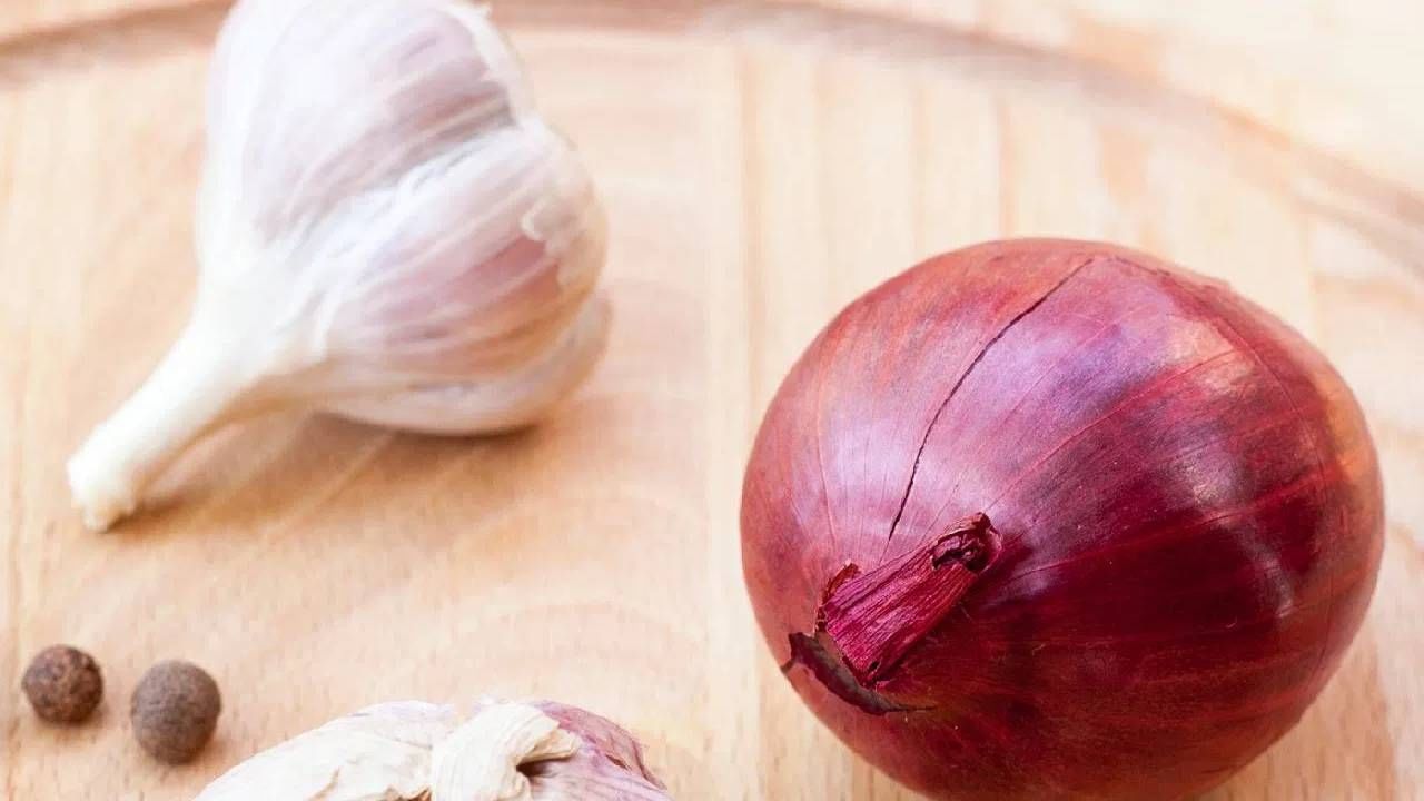 श्रावण महिन्यात कांदा आणि लसूण न खाण्याची धार्मिक आणि वैज्ञानिक कारण आहे. धार्मिक दृष्टीने दोन्ही तामसिक अन्न आहे. तर वैज्ञानिकदृष्टकोन सांगताना जयपूरचे आयुर्वेद आणि निसर्गोपचार तज्ज्ञ डॉ. किरण गुप्ता म्हणाले की, पावसाळ्यात पचनक्रिया थोडी कमकुवत होते.