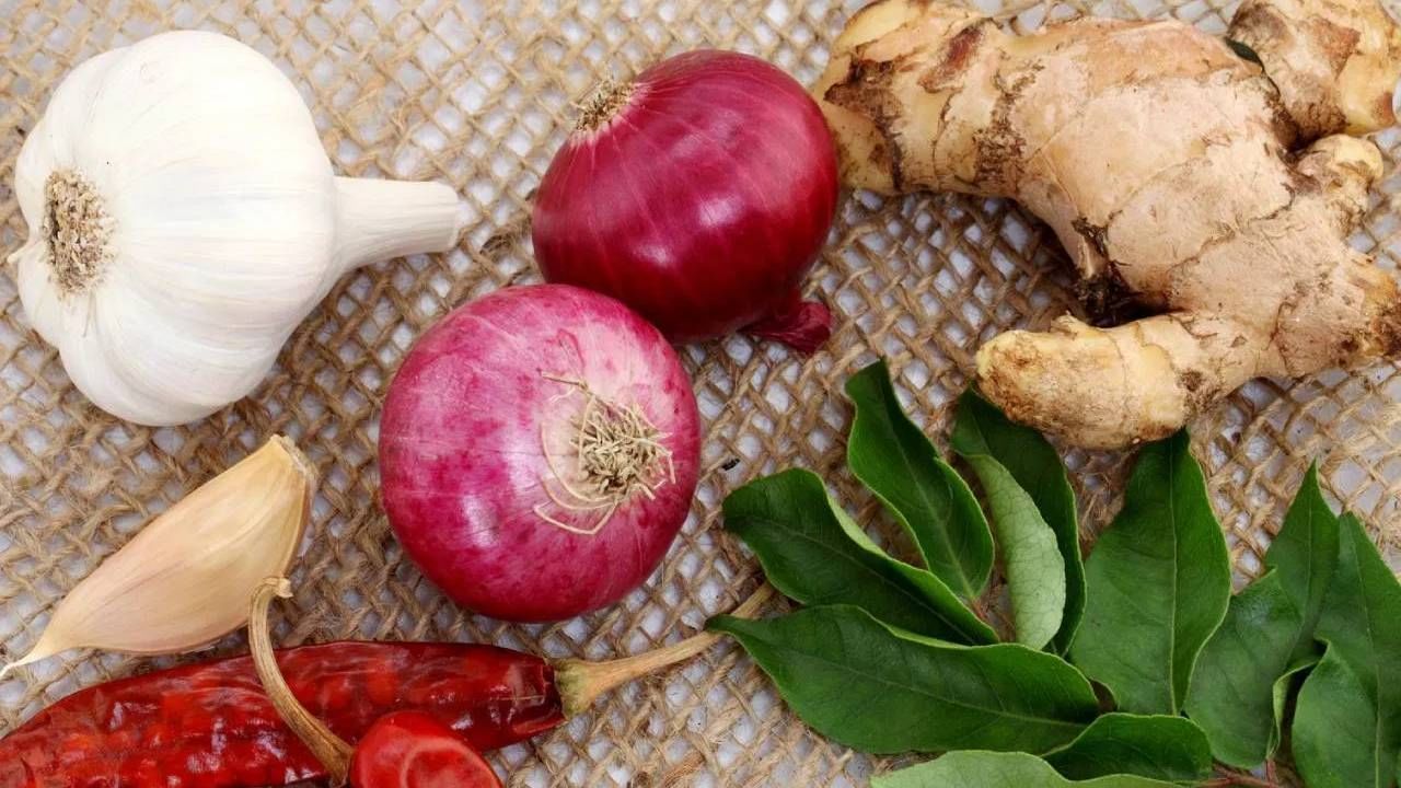 श्रावण महिन्यात अनेक जण शाकाहार घेतात. या शिवाय कांदा आणि लसूण देखील खात नाहीत.  श्रावण महिन्यात कांदा आणि लसूण का खाऊ नये ते तज्ज्ञांकडून जाणून घेऊयात. ( Credit : Getty Images )
