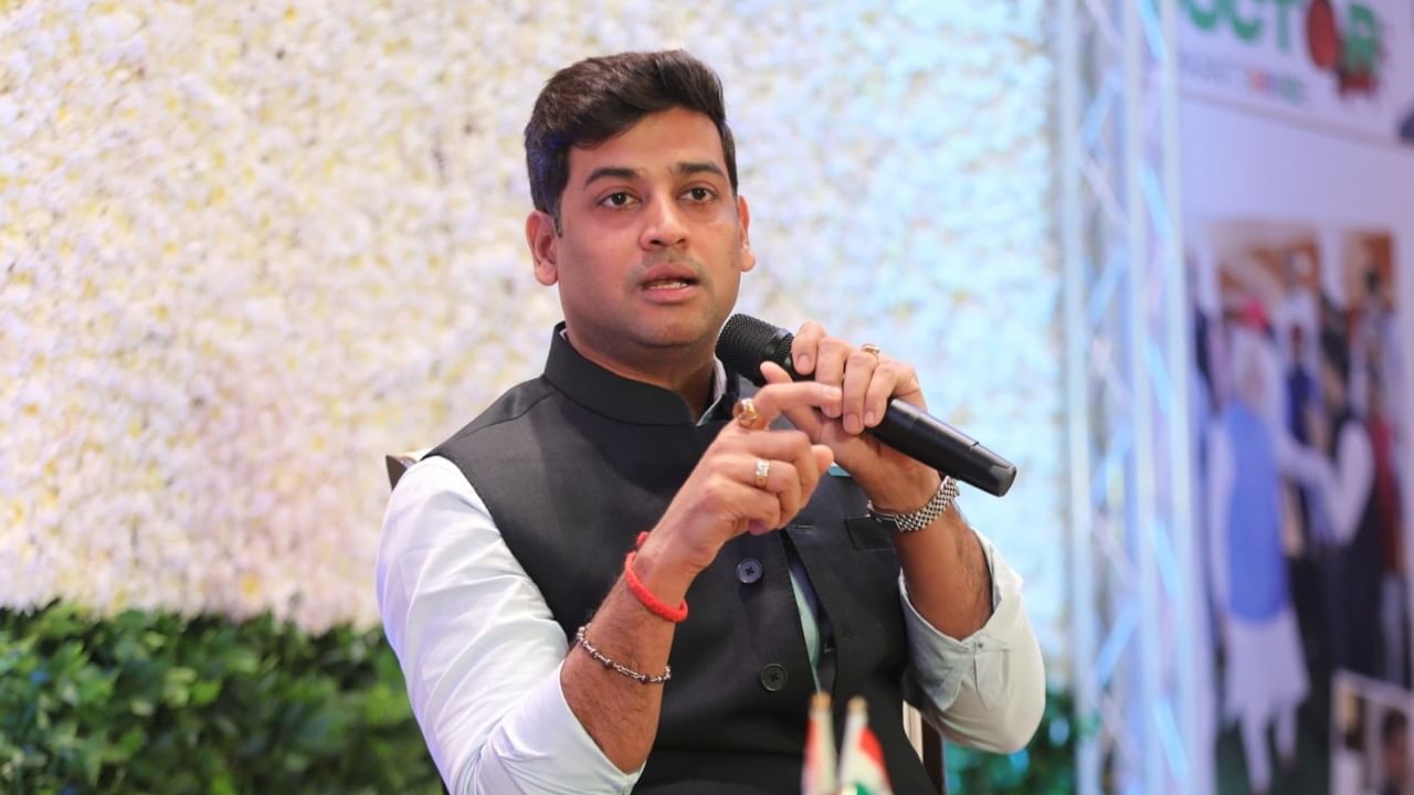 इन्कम टॅक्सकडून नोटीस मिळाल्याच्या चर्चांवर श्रीकांत शिंदेंचे स्पष्टीकरण, म्हणाले... इन्कम टॅक्सकडून नोटीस मिळाल्याच्या चर्चांवर श्रीकांत शिंदेंचे स्पष्टीकरण, म्हणाले...