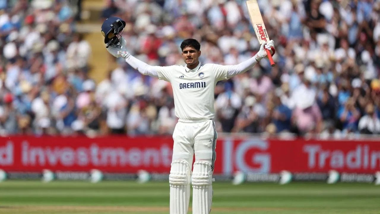 शुबमन गिल याने कसोटी संघाचा कर्णधार म्हणून पहिल्याच मालिकेत इंग्लंड दौऱ्यात धावांचा पाऊस पाडत धमाका केला आहे. शुबमनने लीड्समध्ये झालेल्या पहिल्या कसोटीत शतक केलं. शुबमनने हाच झंझावात कायम ठेवत दोन्ही डावात मोठा कारनामा केला. शुबमनने पहिल्या डावात 269 धावा केल्या. तर दुसऱ्या डावात शतक ठोकलं. (Photo Credit : PTI)