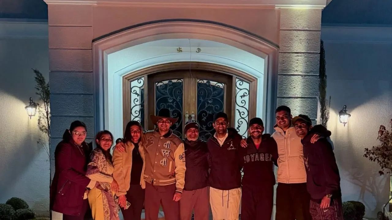 शुबमन आणि त्याचं कुटुंब या वर्षी नव्या घरात शिफ्ट झाले. शुबमनचं नवं घर हे पंजाबमधील फिरोजपूरमध्ये आहेत. शुबमनने जानेवारीमध्ये लोहरी सण साजरा करताना नव्या घराची झलक दाखवली होती. (Photo: Instagram/Shubman Gill)