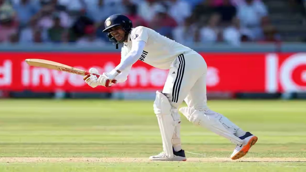 गिलने चौथ्या कसोटीत 107 धावा केल्यास यशस्वी जैस्वाल याला मागे टाकण्यात यशस्वी ठरेल. शुबमनने 107 धावा केल्यास तो इंग्लंड विरुद्ध कसोटी मालिकेत सर्वाधिक 713 धावा करणारा पहिला भारतीय फलंदाज ठरेल. यशस्वीने 2024 मध्ये इंग्लंड विरुद्ध 712 धावा केल्या होत्या.  (Photo Credit : Bcci)