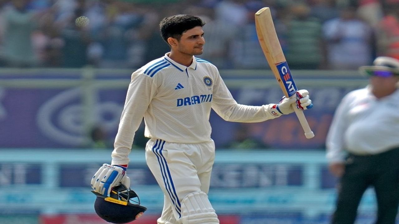 गिलकडे या व्यतिरिक्त आणखी 2 रेकॉर्ड ब्रेक करण्याची संधी आहे. गिलने 146 धावा केल्यास त्याच्या या मालिकेत एकूण 753 धावा होतील. शुबमन यासह भारत-इंग्लंड मालिकेत सर्वाधिक धावा करणारा फलंदाज ठरेल. शुबमन यासह इंग्लंडचा माजी फलंदाज ग्रॅहम गूच यांना मागे टाकेल. (Photo Credit : Shubman Gill X Account)